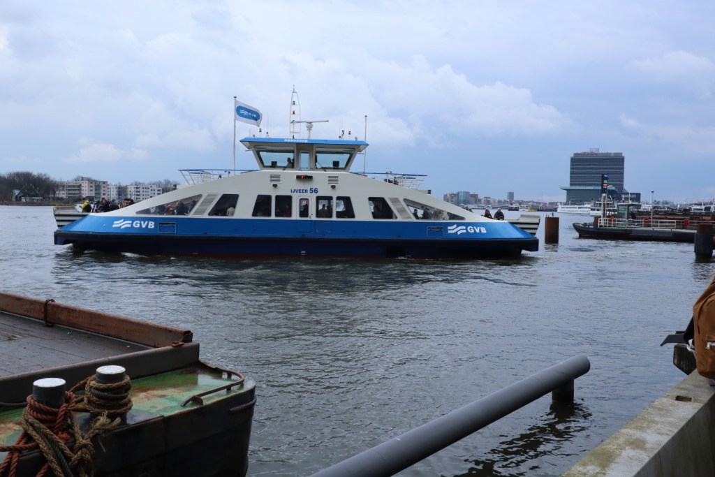 Veerboot op IJ te Amsterdam foto Julian Morgan