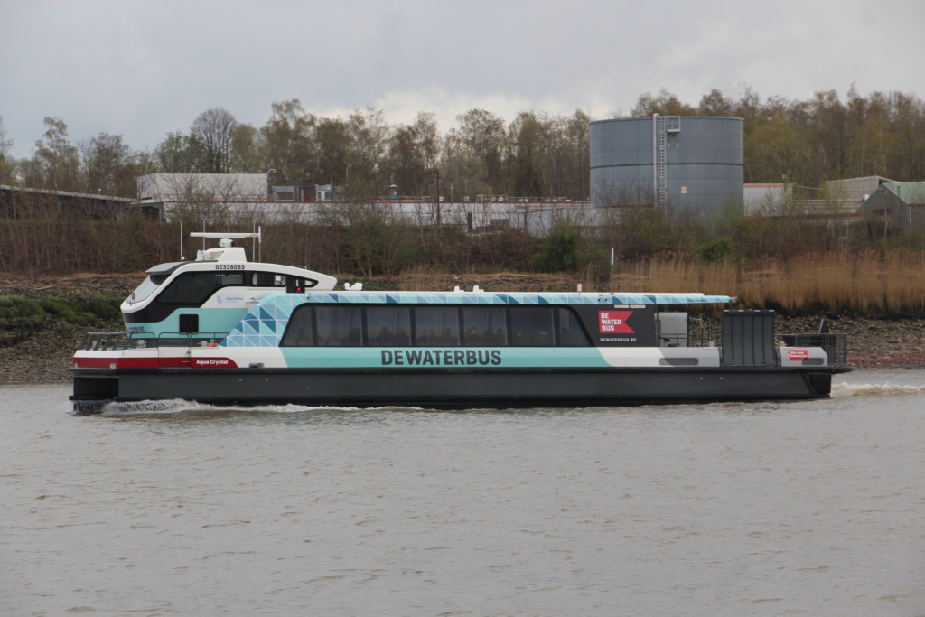 Waterbus foto door Linda Brees op 2 4 2022 van op onze jubileumboot