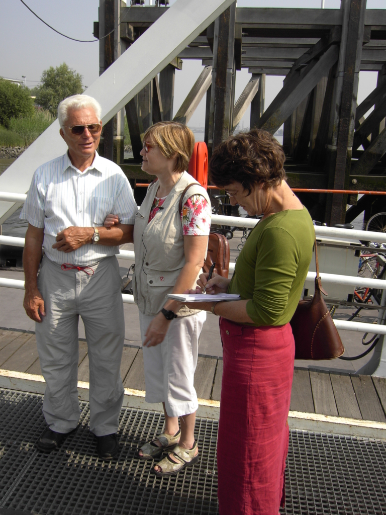 Karel Cop begeleidt een slechtziende tijdens een studiebezoek